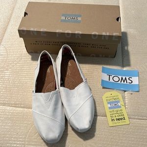 NWT Tom’s shoes